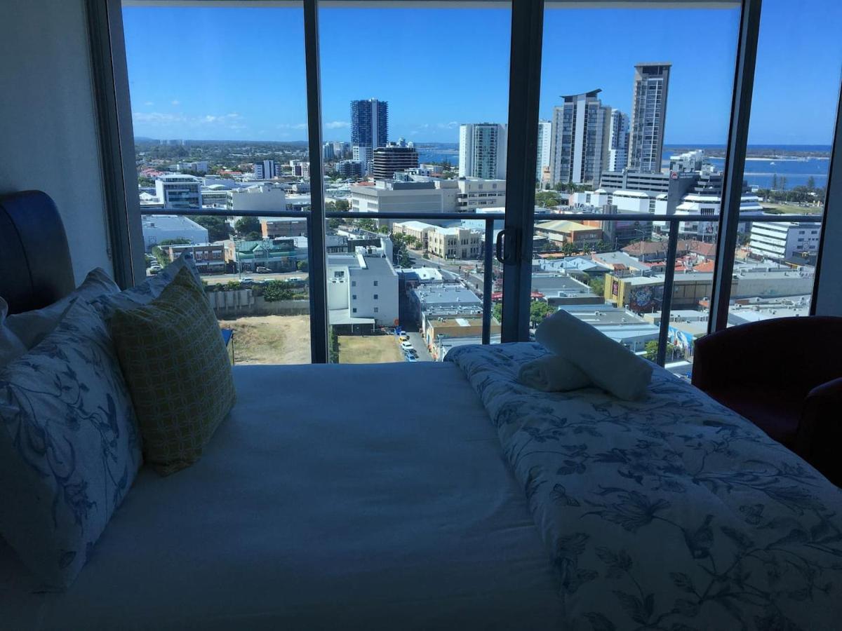 Three-bedroom With Amazing View Near Surfers Paradise Apartment