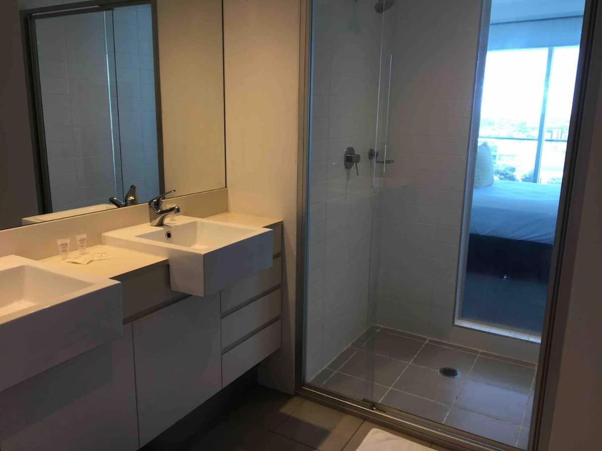 Three-bedroom With Amazing View Near Surfers Paradise Apartment